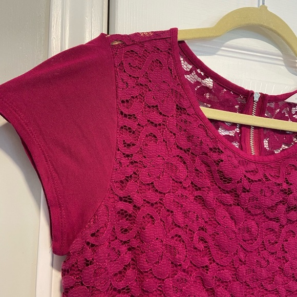 New York & Co Size M Magenta Lace Short Sleeve Stretch Zip Back Top - Picture 2 of 14